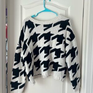 cozy houndstooth sweater, fits like a S/M